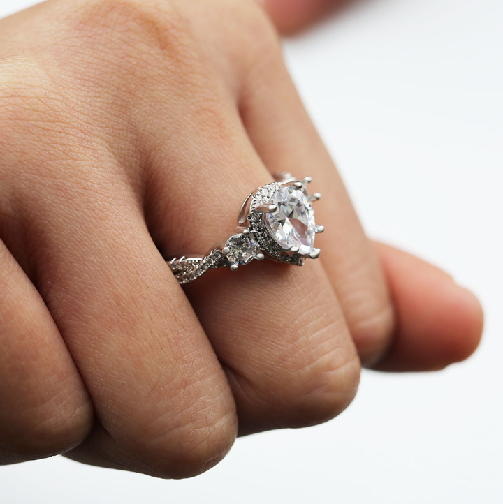 Drop-shaped zircon fashion ring